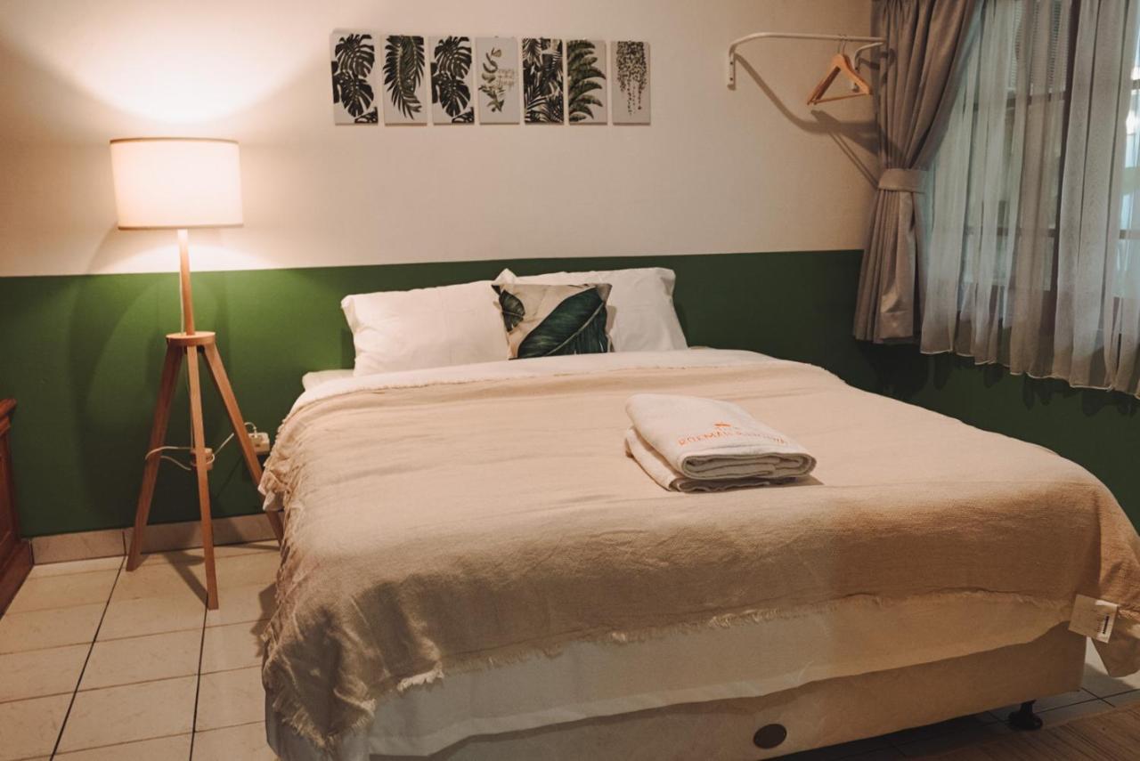 Roemah Renjana Bandung Bed & Breakfast ภายนอก รูปภาพ