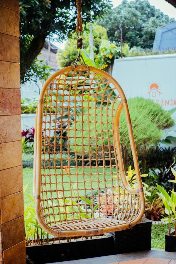 Roemah Renjana Bandung Bed & Breakfast ภายนอก รูปภาพ